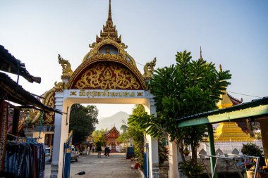 Xang Hai, Laos - 25 Ocak 2025: Viski ve zanaat üretim köyü güneşli havada, HDR Image