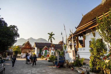 Xang Hai, Laos - 25 Ocak 2025: Viski ve zanaat üretim köyü güneşli havada, HDR Image