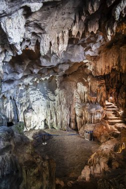 Halong Körfezi, Vietnam 'daki Sung Sot Mağarası manzarası