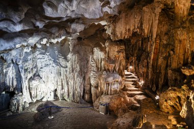 Halong Körfezi, Vietnam 'daki Sung Sot Mağarası manzarası