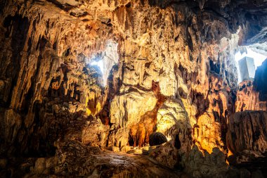 Halong Körfezi, Vietnam 'daki Sung Sot Mağarası manzarası