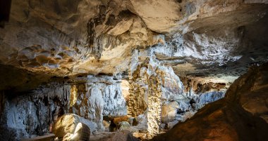 Halong Körfezi, Vietnam 'daki Sung Sot Mağarası manzarası