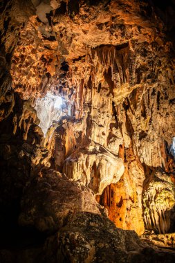 Halong Körfezi, Vietnam 'daki Sung Sot Mağarası manzarası