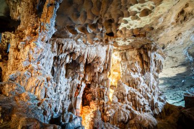 Halong Körfezi, Vietnam 'daki Sung Sot Mağarası manzarası