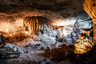 Halong Körfezi, Vietnam 'daki Sung Sot Mağarası manzarası