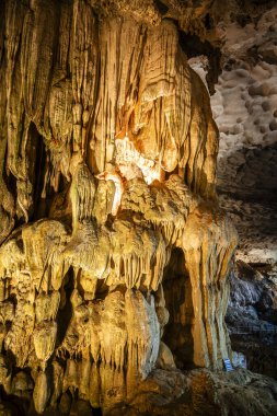 Halong Körfezi, Vietnam 'daki Sung Sot Mağarası manzarası