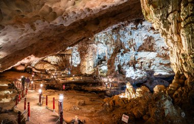 Halong Körfezi, Vietnam 'daki Sung Sot Mağarası manzarası