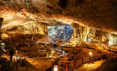 Halong Körfezi, Vietnam 'daki Sung Sot Mağarası manzarası
