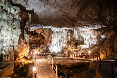 Halong Körfezi, Vietnam 'daki Sung Sot Mağarası manzarası