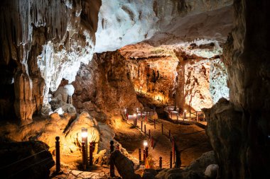 Halong Körfezi, Vietnam 'daki Sung Sot Mağarası manzarası