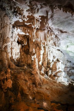 Halong Körfezi, Vietnam 'daki Sung Sot Mağarası manzarası