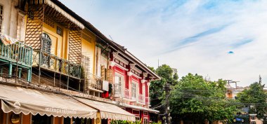 Phnom Penh, Kamboçya - 28 Ocak 2025: Günbatımında tarihi şehir merkezi manzarası