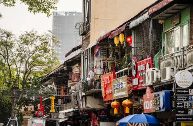 Phnom Penh, Kamboçya - 28 Ocak 2025: Günbatımında tarihi şehir merkezi manzarası