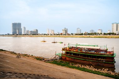 Phnom Penh, Kamboçya - 28 Ocak 2025: Günbatımında tarihi şehir merkezi manzarası