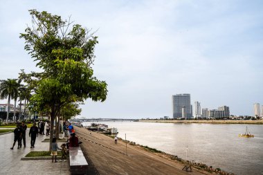 Phnom Penh, Kamboçya - 28 Ocak 2025: Günbatımında tarihi şehir merkezi manzarası