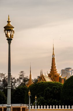 Phnom Penh, Kamboçya - 28 Ocak 2025: Günbatımında tarihi şehir merkezi manzarası