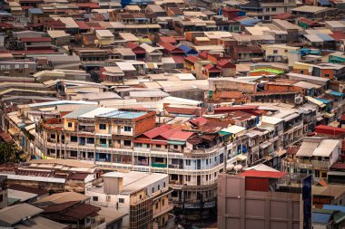 Phnom Penh, Kamboçya - 29 Ocak 2025: Akşam karanlığında şehir manzarası