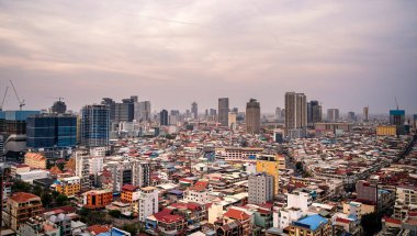 Phnom Penh, Kamboçya - 29 Ocak 2025: Akşam karanlığında şehir manzarası