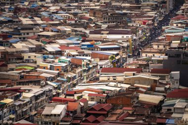 Phnom Penh, Kamboçya - 29 Ocak 2025: Akşam karanlığında şehir manzarası