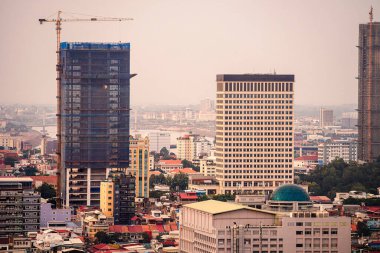 Phnom Penh, Kamboçya - 29 Ocak 2025: Akşam karanlığında şehir manzarası