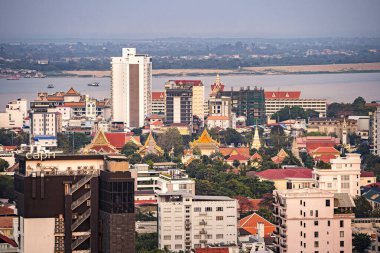 Phnom Penh, Kamboçya - 29 Ocak 2025: Akşam karanlığında şehir manzarası