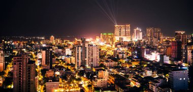 Phnom Penh, Kamboçya - 29 Ocak 2025: Akşam karanlığında şehir manzarası