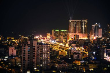 Phnom Penh, Kamboçya - 29 Ocak 2025: Akşam karanlığında şehir manzarası