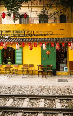 Hanoi, Vietnam - 22 Ocak 2025: Bulutlu Hava 'da Tren Caddesi