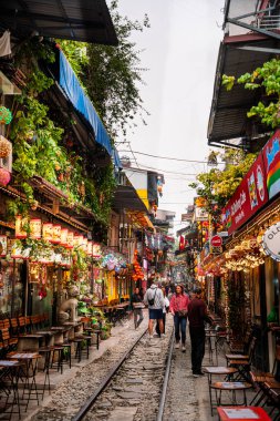 Hanoi, Vietnam - 22 Ocak 2025: Bulutlu Hava 'da Tren Caddesi