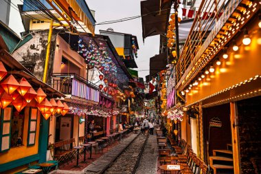 Hanoi, Vietnam - 22 Ocak 2025: Bulutlu Hava 'da Tren Caddesi