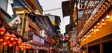 Hanoi, Vietnam - 22 Ocak 2025: Bulutlu Hava 'da Tren Caddesi