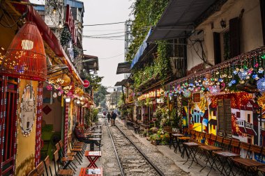 Hanoi, Vietnam - 22 Ocak 2025: Bulutlu Hava 'da Tren Caddesi