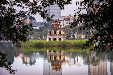 Hanoi, Vietnam - 18 Ocak 2025: Günbatımında Kılıç Gölü manzarası