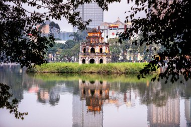 Hanoi, Vietnam - 18 Ocak 2025: Günbatımında Kılıç Gölü manzarası