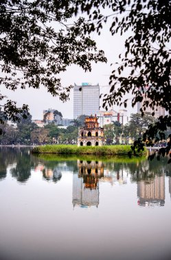 Hanoi, Vietnam - 18 Ocak 2025: Günbatımında Kılıç Gölü manzarası