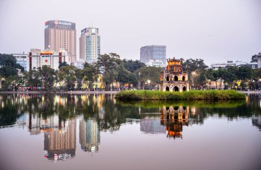 Hanoi, Vietnam - 18 Ocak 2025: Günbatımında Kılıç Gölü manzarası