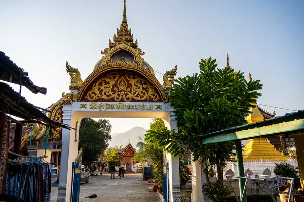 Xang Hai, Laos - 25 Ocak 2025: Viski ve zanaat üretim köyü güneşli havada, HDR Image