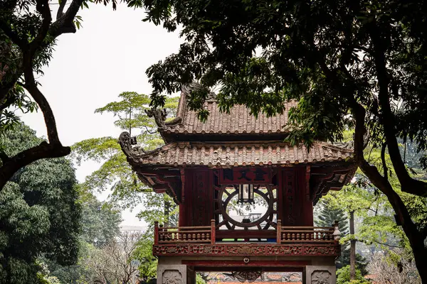 Hanoi, Vietnam - 15 Ocak 2025: Edebiyat Tapınağı (Konfüçyüs Tapınağı)