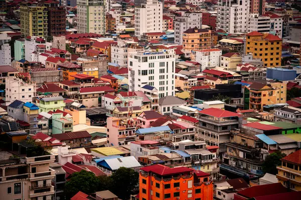 Phnom Penh, Kamboçya - 29 Ocak 2025: Akşam karanlığında şehir manzarası