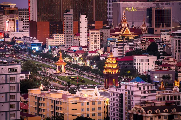 Phnom Penh, Kamboçya - 29 Ocak 2025: Akşam karanlığında şehir manzarası
