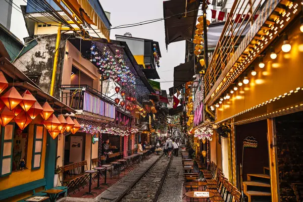Hanoi, Vietnam - 22 Ocak 2025: Bulutlu Hava 'da Tren Caddesi