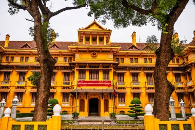 Hanoi, Vietnam - 25 Ocak 2025: Bulutlu bir günde Hanoi 'nin Fransız Mahallesi' ni keşfetmek