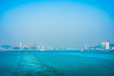 Yazın Vietnam 'da Halong Körfezi manzarası çok güzel.