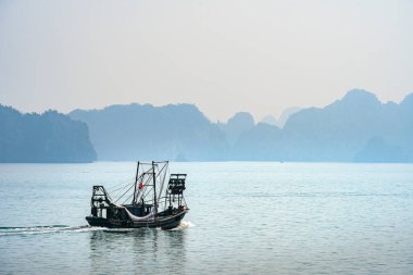 Yazın Vietnam 'da Halong Körfezi manzarası çok güzel.