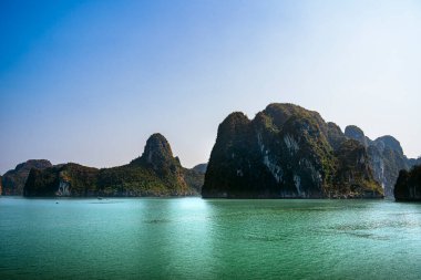 Yazın Vietnam 'da Halong Körfezi manzarası çok güzel.