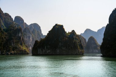 Yazın Vietnam 'da Halong Körfezi manzarası çok güzel.
