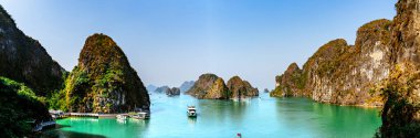 Yazın Vietnam 'da Halong Körfezi manzarası çok güzel.