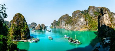 Yazın Vietnam 'da Halong Körfezi manzarası çok güzel.