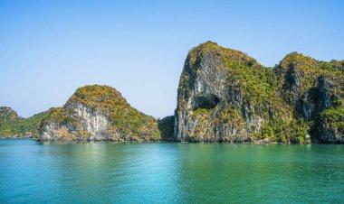 Yazın Vietnam 'da Halong Körfezi manzarası çok güzel.
