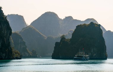 Yazın Vietnam 'da Halong Körfezi manzarası çok güzel.